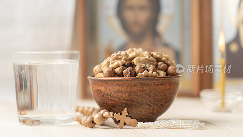 在东正教圣像前的桌子上，各种各样的坚果放在粘土杯里。四旬斋期间基督徒的食物，四旬斋的食物