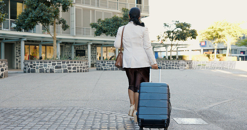 商务女性，行李和步行在城市旅行的机会，移民或职业旅行。专业人士或企业家的背部与旅行箱机场，酒店或旅行地点