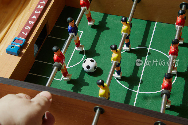 手控桌上足球运动员的一款桌上足球游戏的特写，运动棋盘游戏