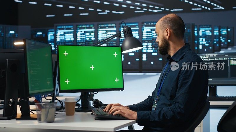 一个人在高科技数据中心的绿屏电脑上输入代码