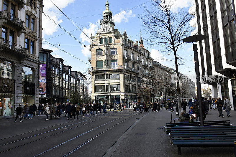 苏黎世购物区在瑞士欧洲，人，零售商店，建筑外观视图