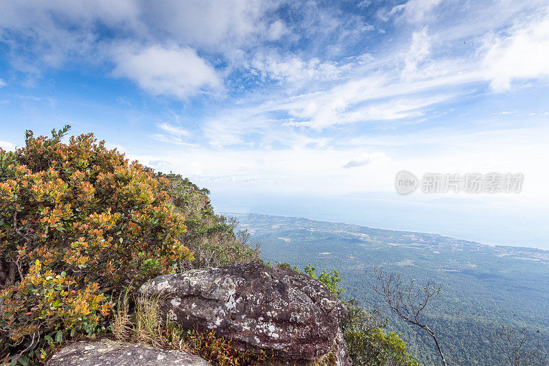 全景式的自然景观，北面的山景有日出和薄雾