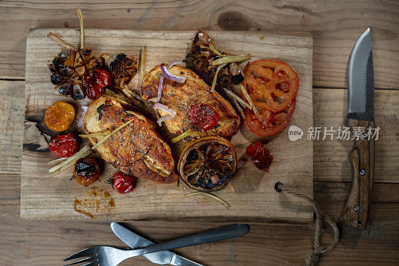 烤鸡翅，配番茄，柠檬和大蒜