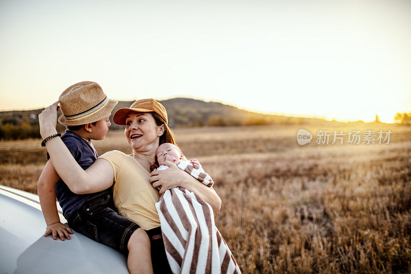 妈妈和她的孩子们在公路旅行