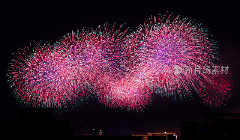 五颜六色的烟花在夜空中表演，庆祝新年的烟花