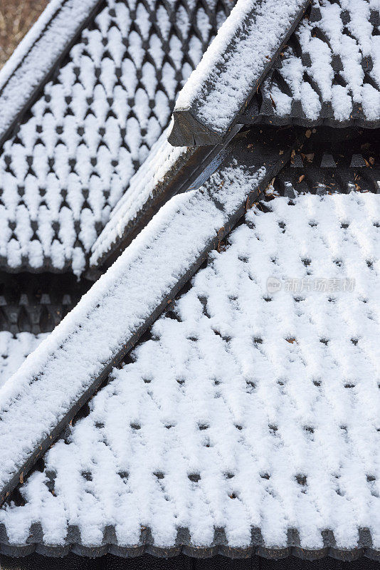 挪威中世纪的柏油木板教堂，冬天屋顶上有雪