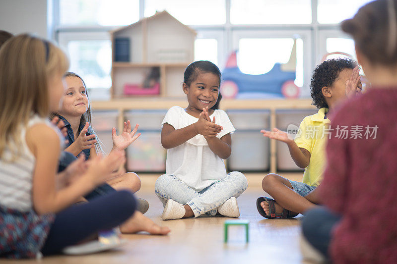 幼儿园班级唱歌和拍手在圆圈时间库存照片