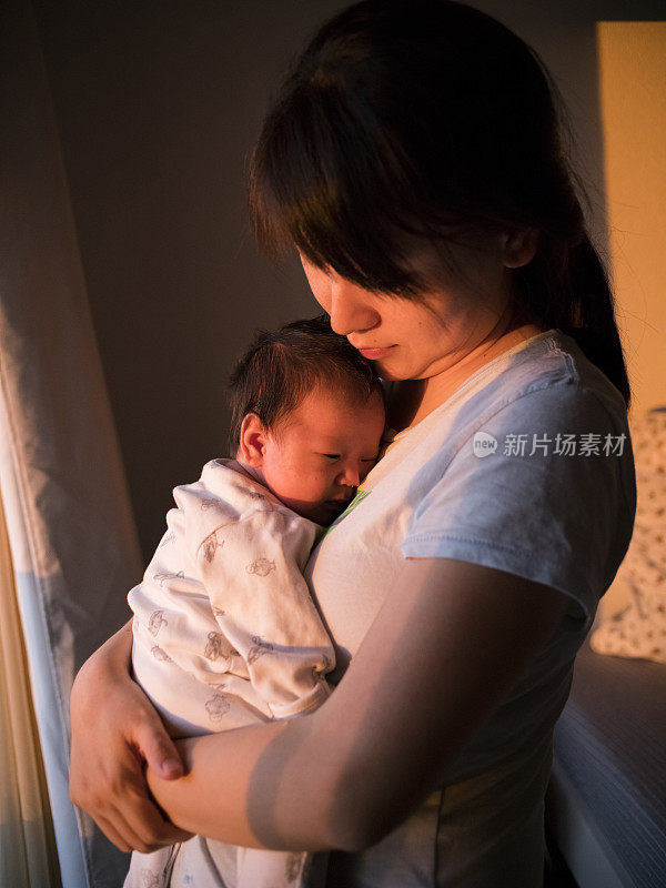 母亲和女婴在手里