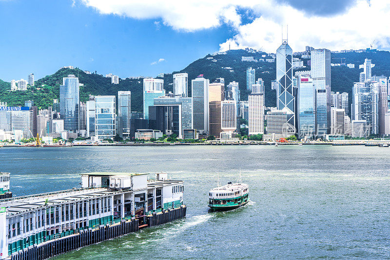 香港维多利亚港天际线和渡轮码头