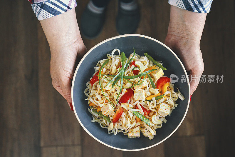 素食亚洲面条胡萝卜，豆芽和豆腐