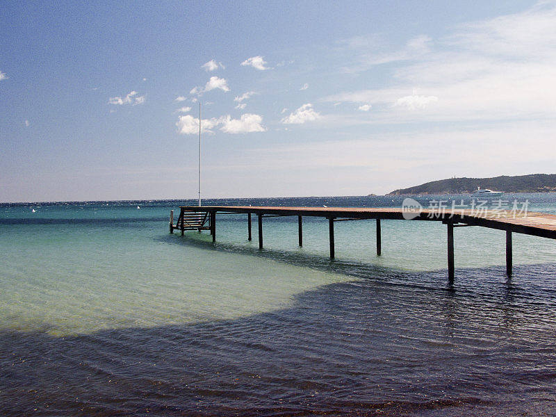 圣特罗佩瓦尔普罗旺斯海岸南部法国-世界著名的旅游胜地和度假胜地在一个温暖阳光明媚的夏日。大溪地海滩广场。