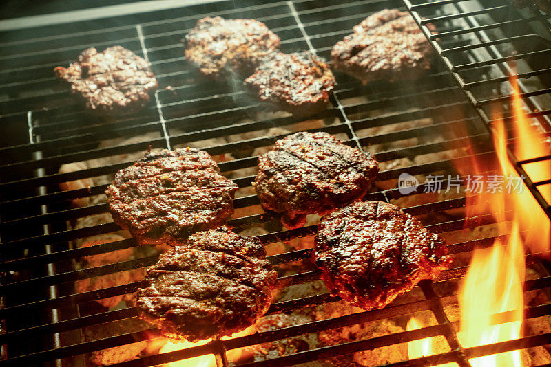 有机牛肉汉堡肉饼燃烧烧烤，生酮或低碳水化合物食物