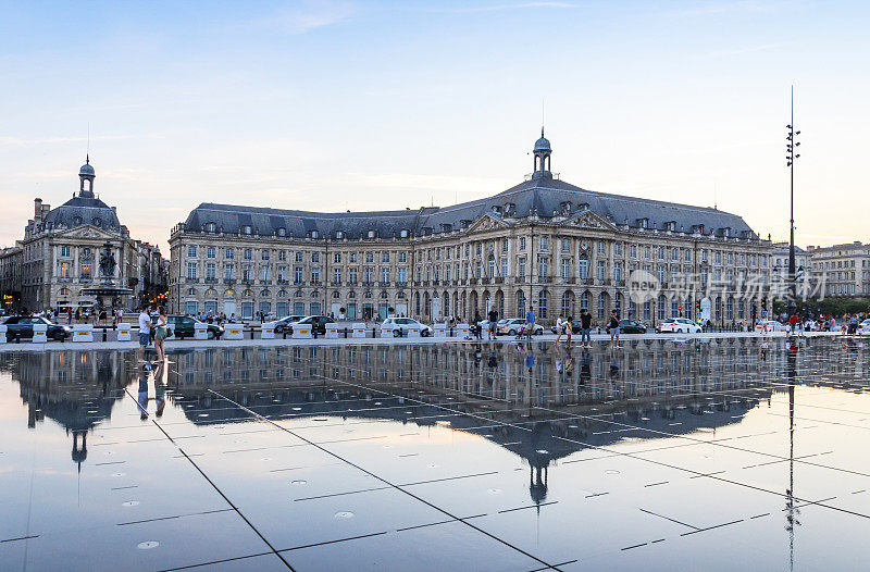 法国波尔多交易所广场上的水镜喷泉