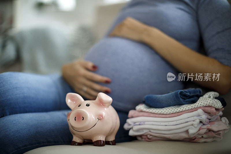 孕妇在为宝宝存钱