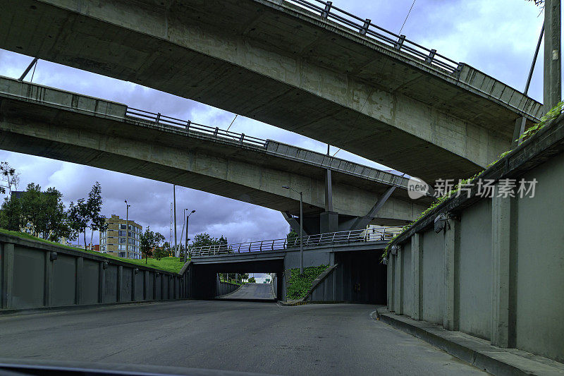 哥伦比亚首都波哥大的卡雷拉9号公路南行穿过100街地下通道;通常拥堵的交通，今天是空无一人的街道，因为该国宣布封锁冠状病毒。