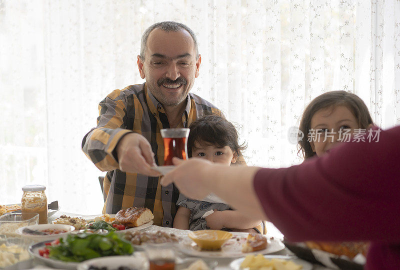 土耳其家庭在家里吃早餐