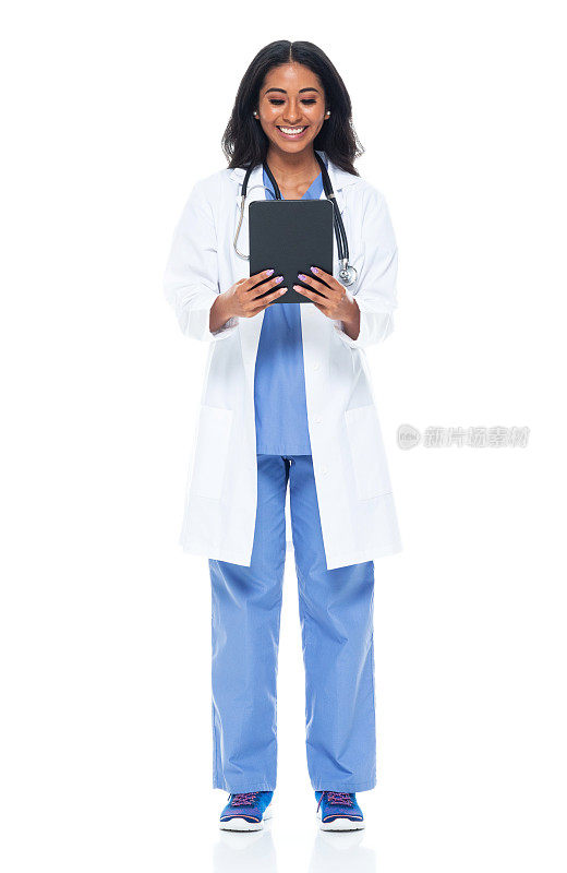 拉丁美洲和西班牙裔年轻女医生穿着实验服，使用数字平板电脑