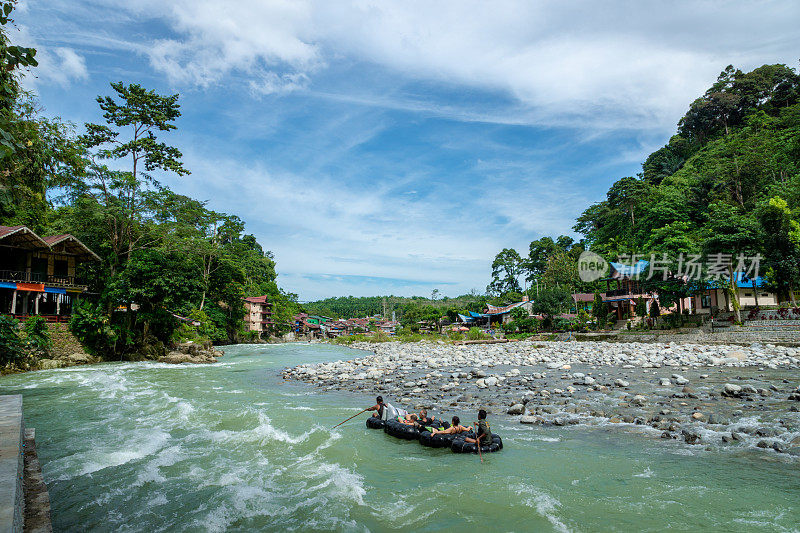 武吉洛旺村和河景。