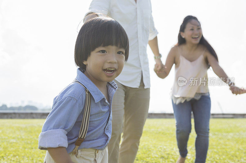 小男孩和家人一起享受阳光明媚的日子