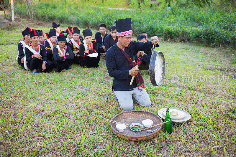 越南河内——2015年11月15日:在越南东谟村，少数民族在进行传统的祈雨仪式
