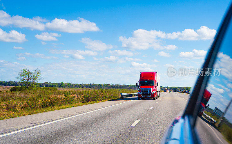 美国佛罗里达高速公路上的红色半挂车