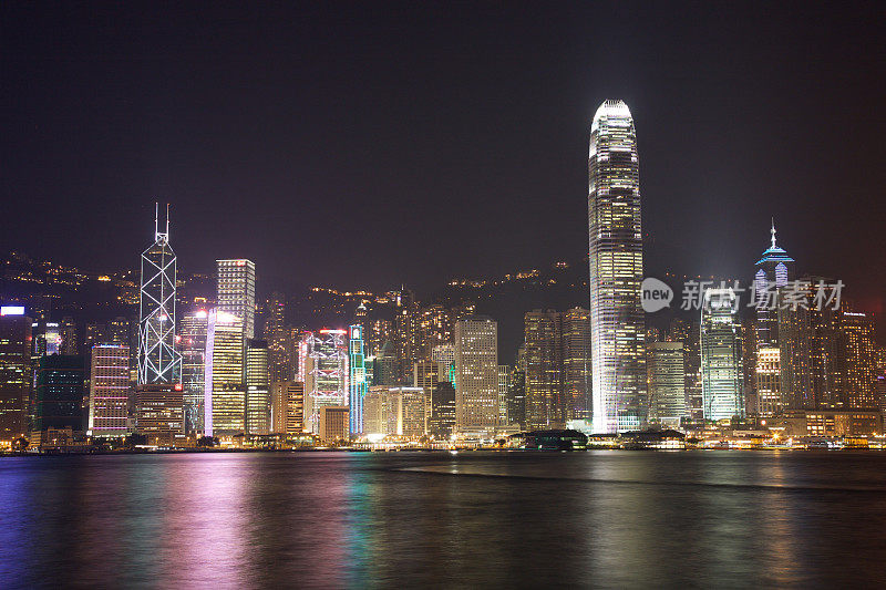 晚上的香港维多利亚港天际线