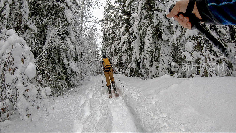 偏远地区的滑雪者登山