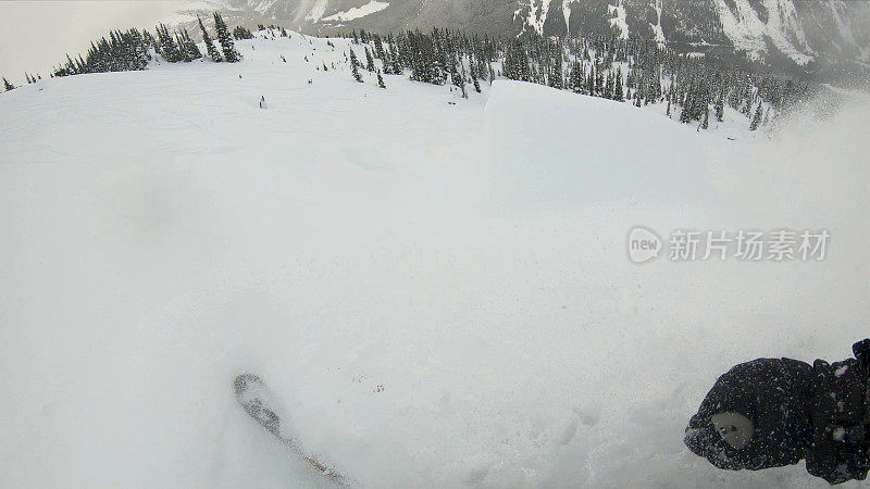 第一人称视角POV背国家滑雪下山高山斜坡