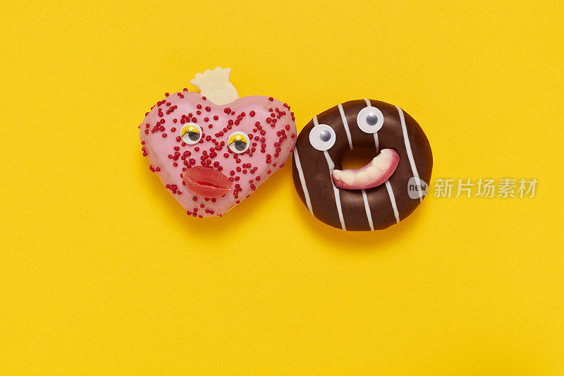 甜蜜的笑脸甜甜圈和心形蛋糕夫妇