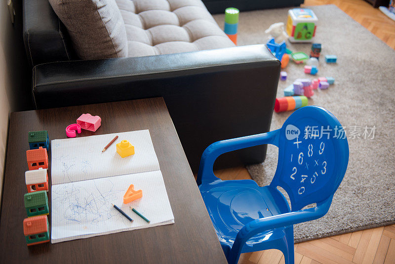 儿童书桌与塑料数字椅子学习