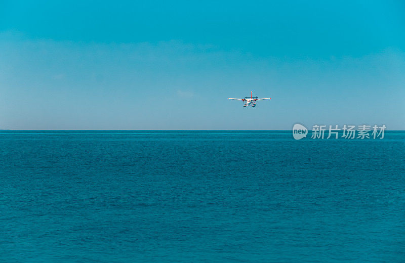 水上飞机降落在马尔代夫泻湖