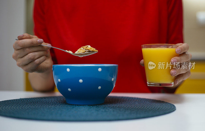 女人吃早餐麦片特写