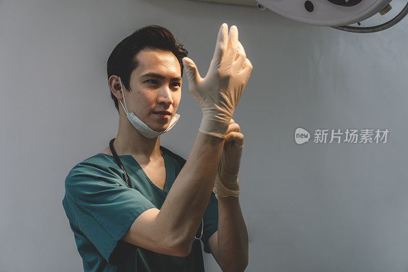 一位中国男外科医生在医院手术室的肖像