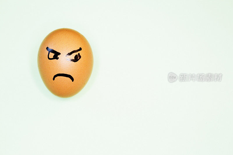 画在鸡蛋上的脸因愤怒和不满而皱着眉头