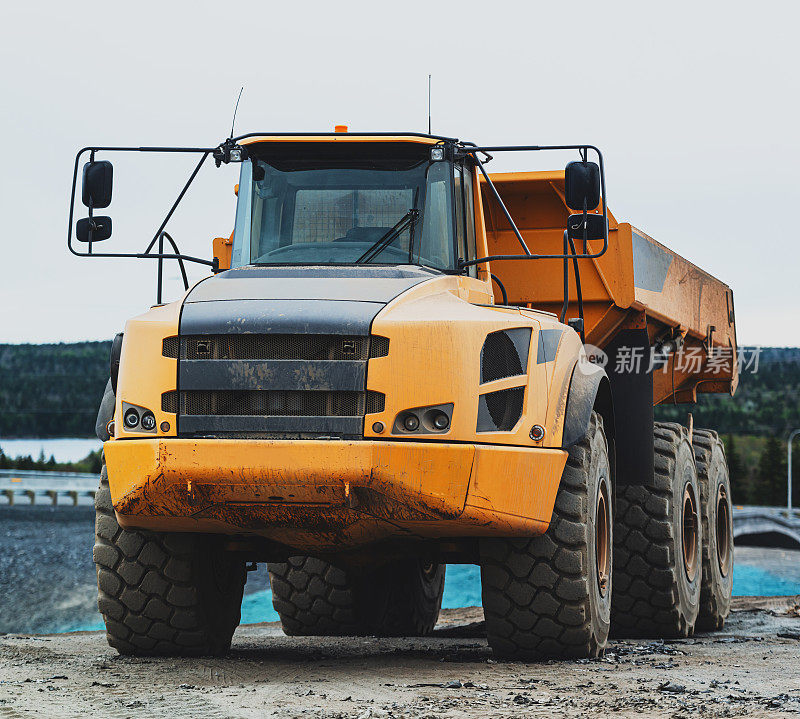 公路外自卸卡车