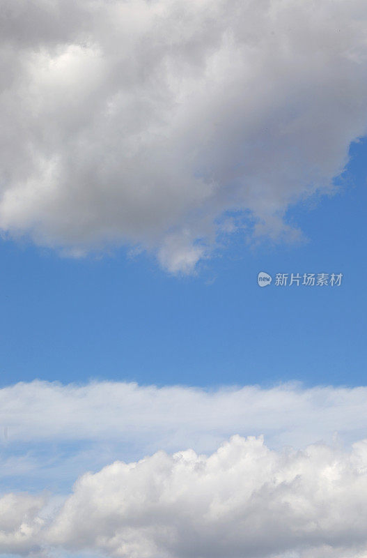 白云在蓝天上下垂直飞舞