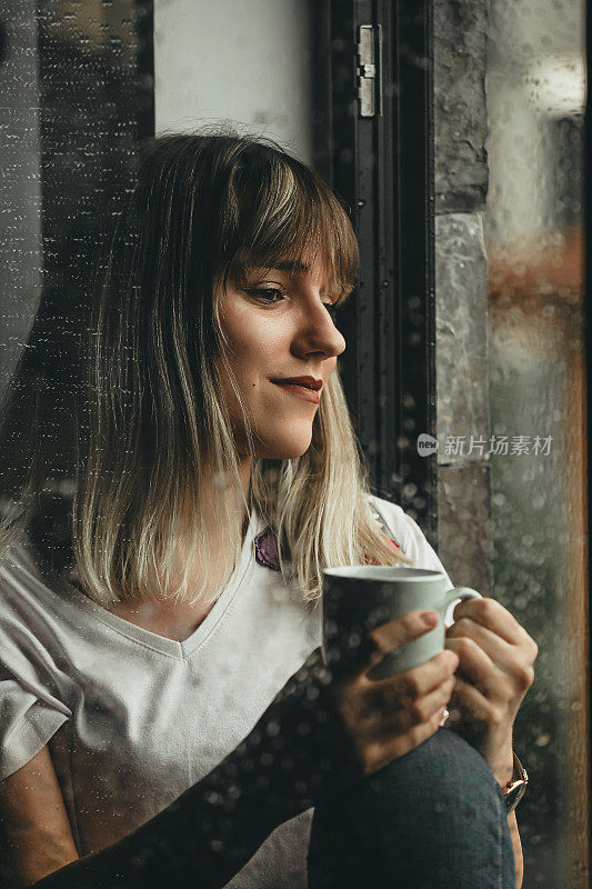 雨滴，看窗外的女人和喝咖啡