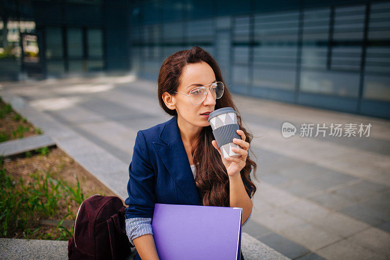 年轻女人在工作时间喝咖啡