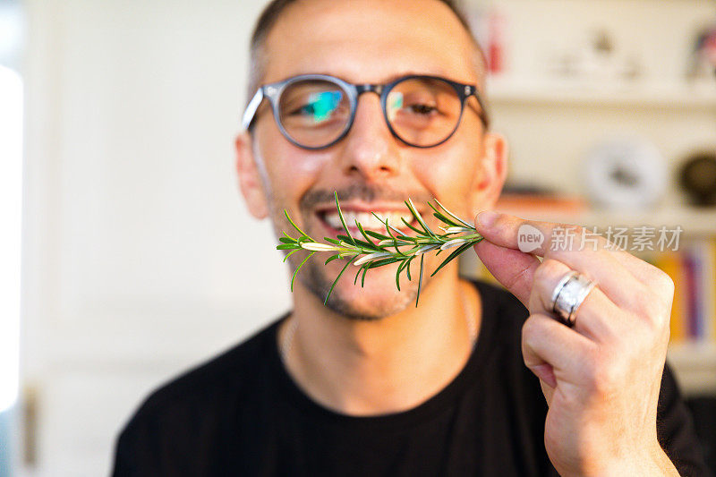 快乐的男人微笑着准备做饭