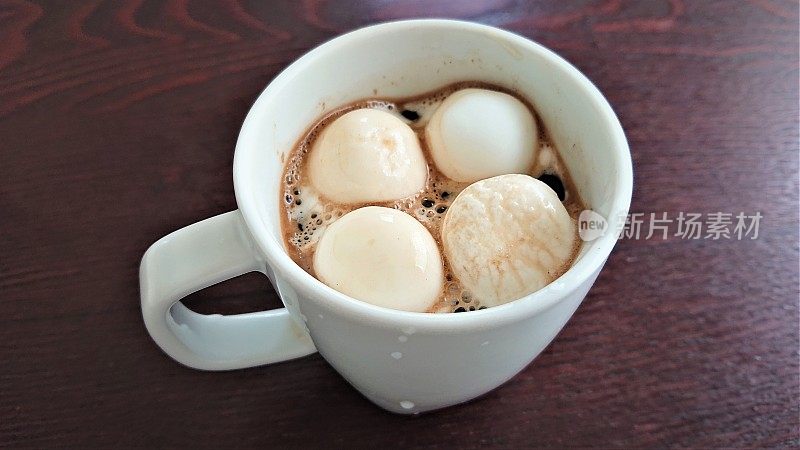 一杯加棉花糖的咖啡。组成。甜蜜的背景。
