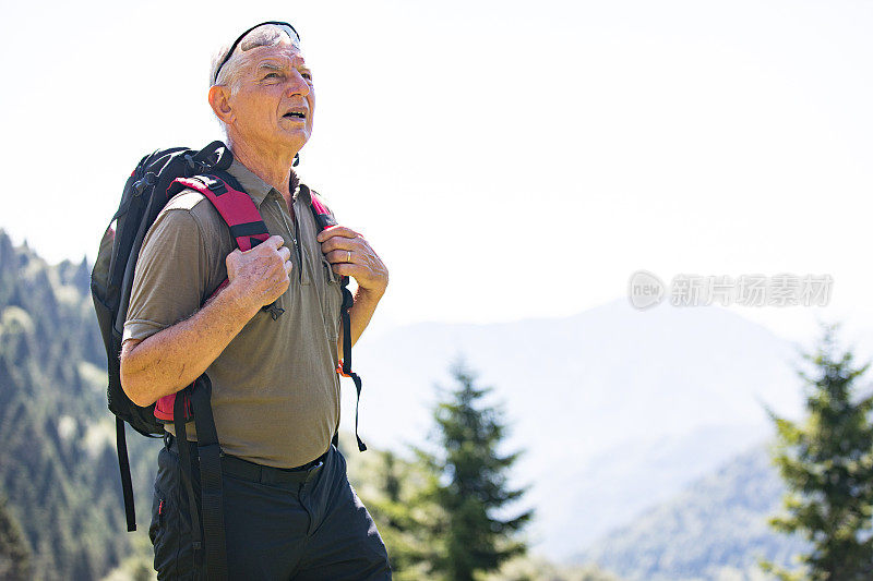 在山上徒步旅行的老人