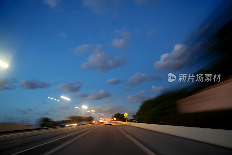 夜间在高速公路上长时间行驶