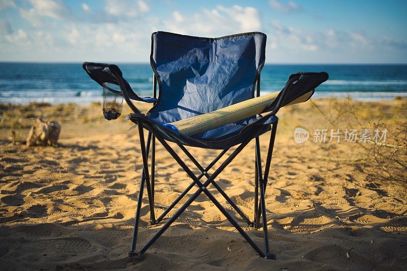 海边沙滩上的椅子。暑期度假概念
