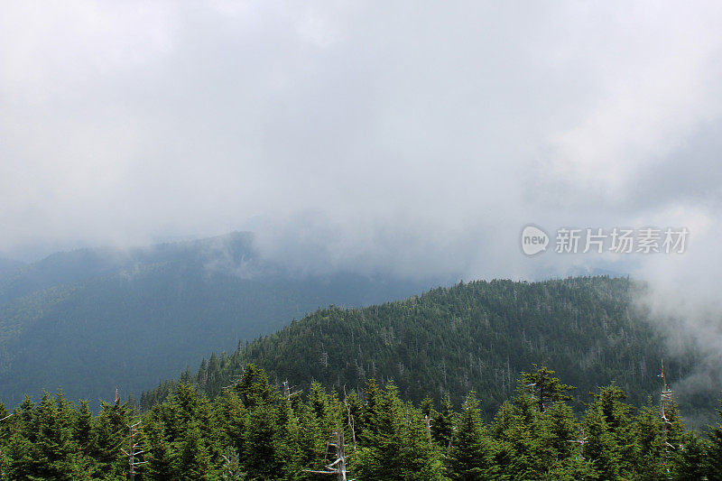 晨雾中的大烟山