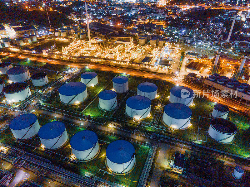 黄昏时分石化厂炼油和天然气工业鸟瞰图