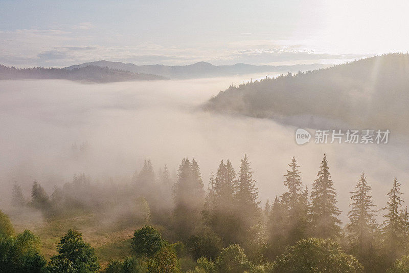 云雾缭绕的山景鸟瞰图