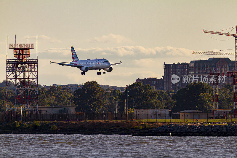 美国航空公司的一架空客A321飞机正在罗纳德·里根国家机场降落