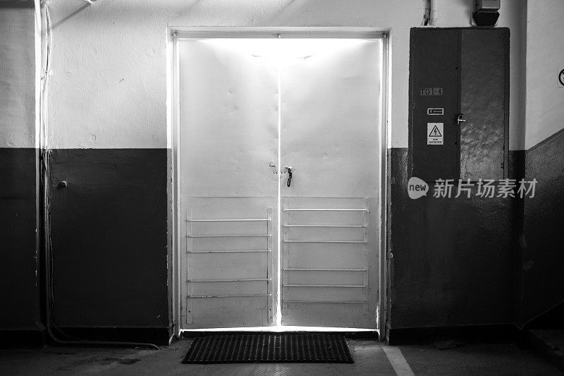 门，光，黑色和白色