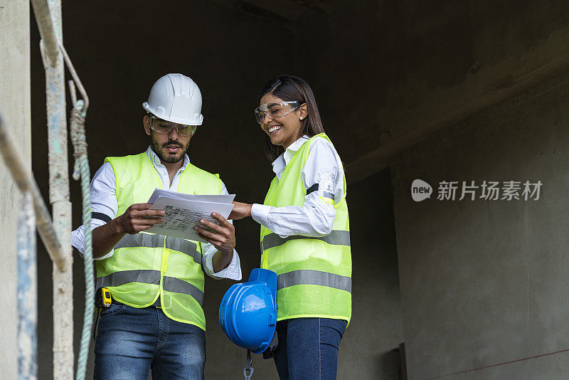 几个工程师一男一女在审查建筑计划