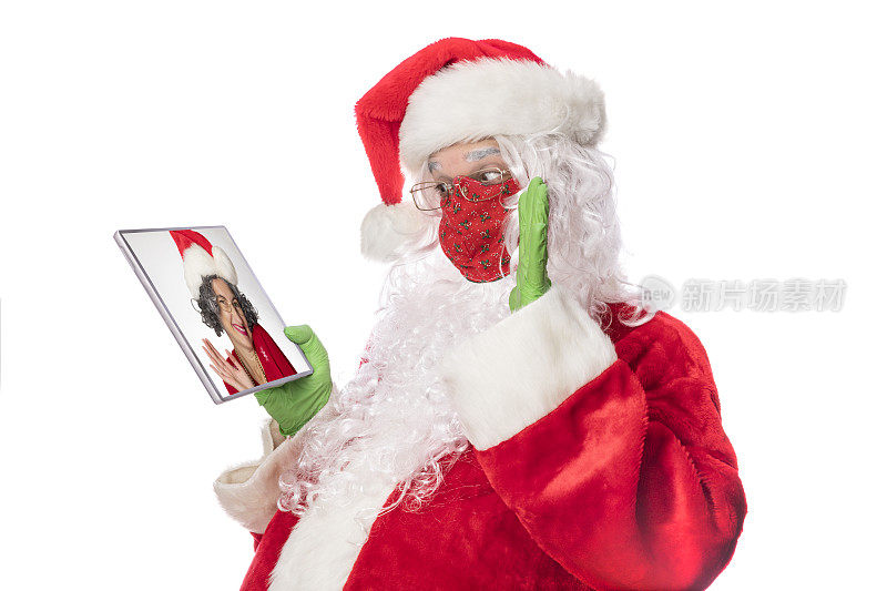 戴着面具和橡胶手套的圣诞老人向圣诞老人夫人问好